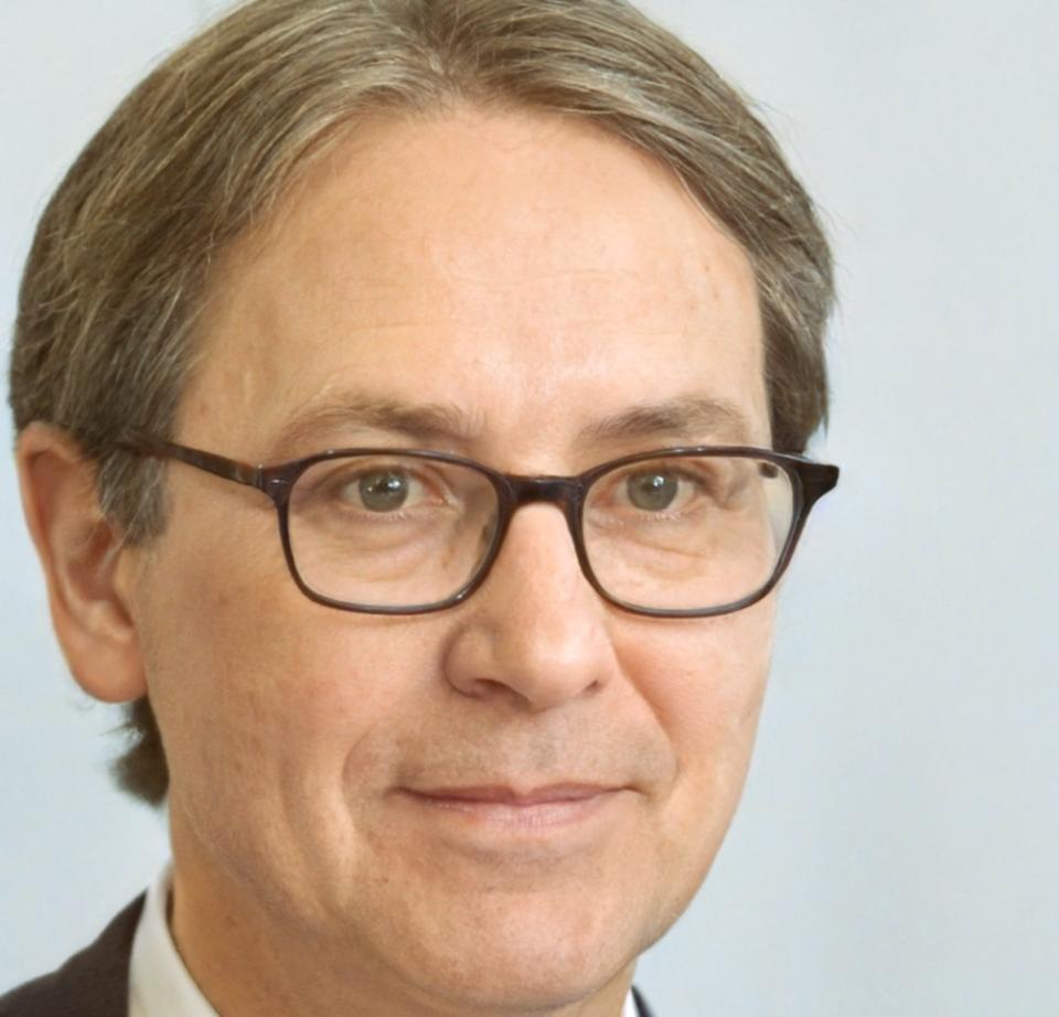 Especialista revisando estructura de datos en análisis de contenido